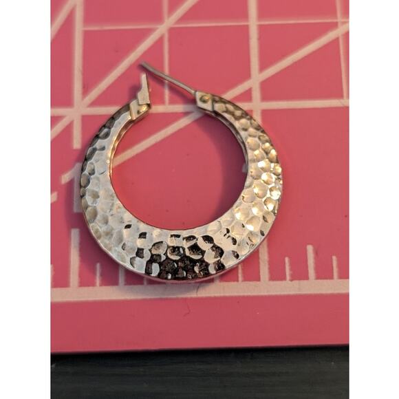 Marked Napier Silver Tone Hammered Hoop Snap Down Clasp Earrings - Picture 2 of 6